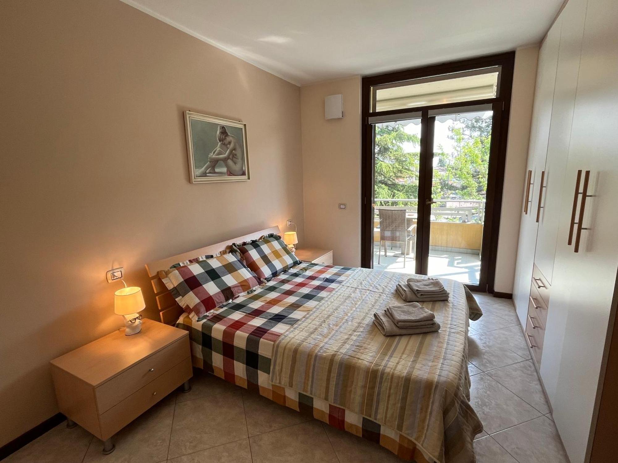 Apartamento Discovery Flat With Pool & Bikes Sirmione Exterior foto